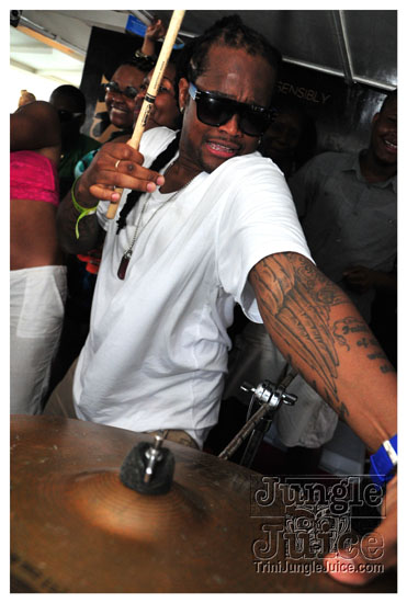 silent_morning_trini_2011-227
